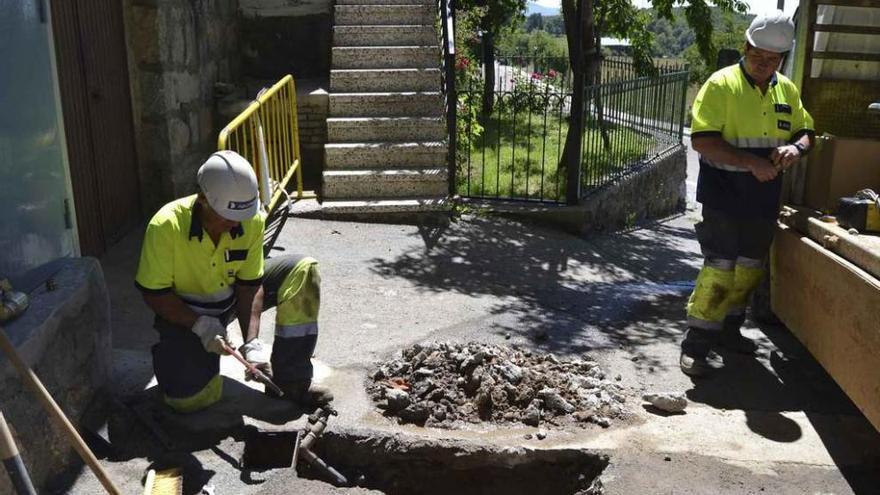 Trabajadores de Aquona durante una reparación de equipos de suministro en Sanabria.