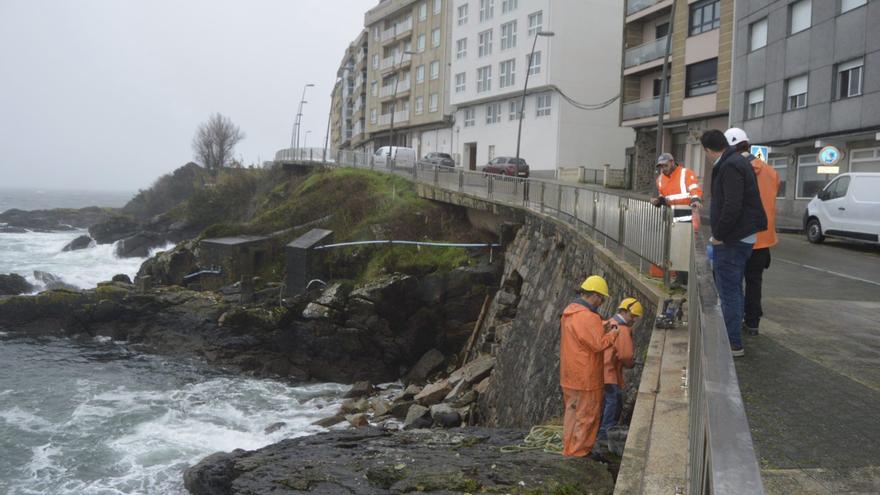 El mar daña en Portonovo parte de un muro de contención y afecta al tráfico