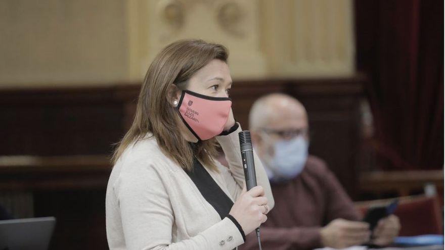 La consellera Mercedes Garrido, en el Parlament balear.