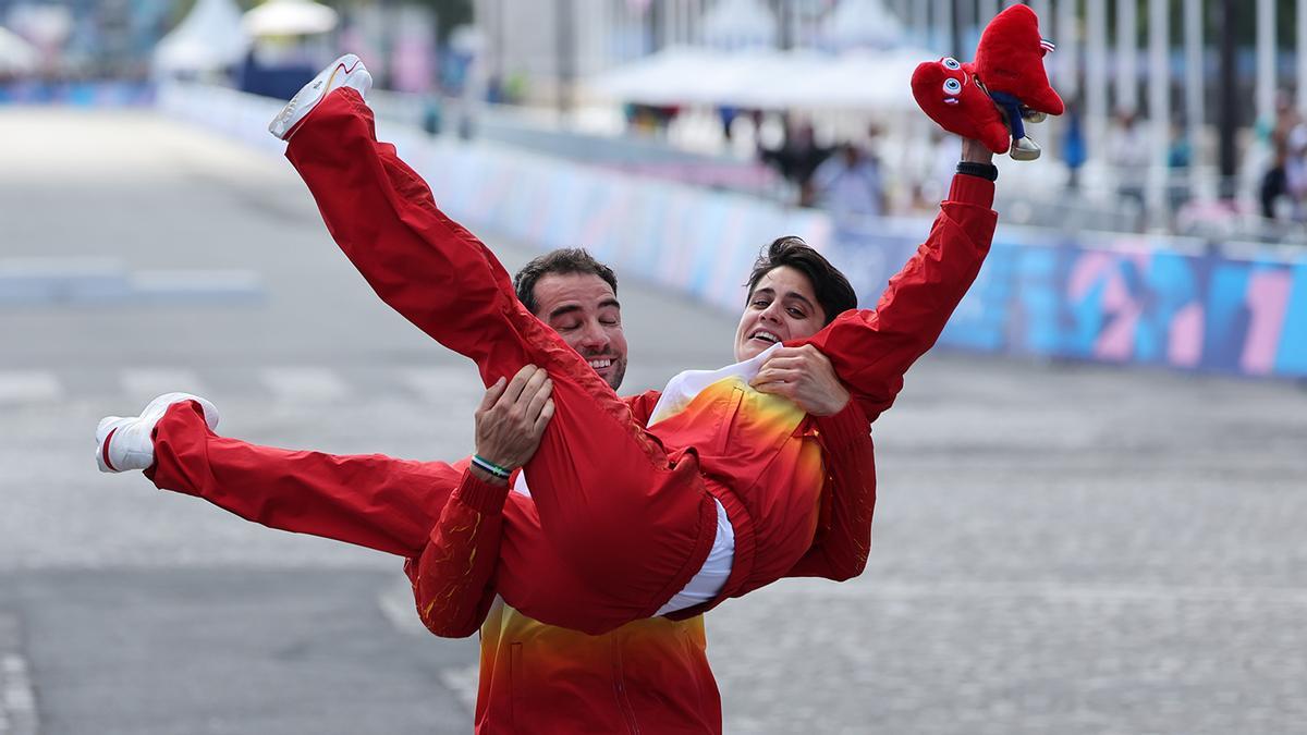 Euforia de la pareja María Pérez y Álvaro Martín de marcha española, en el reparto de medallas