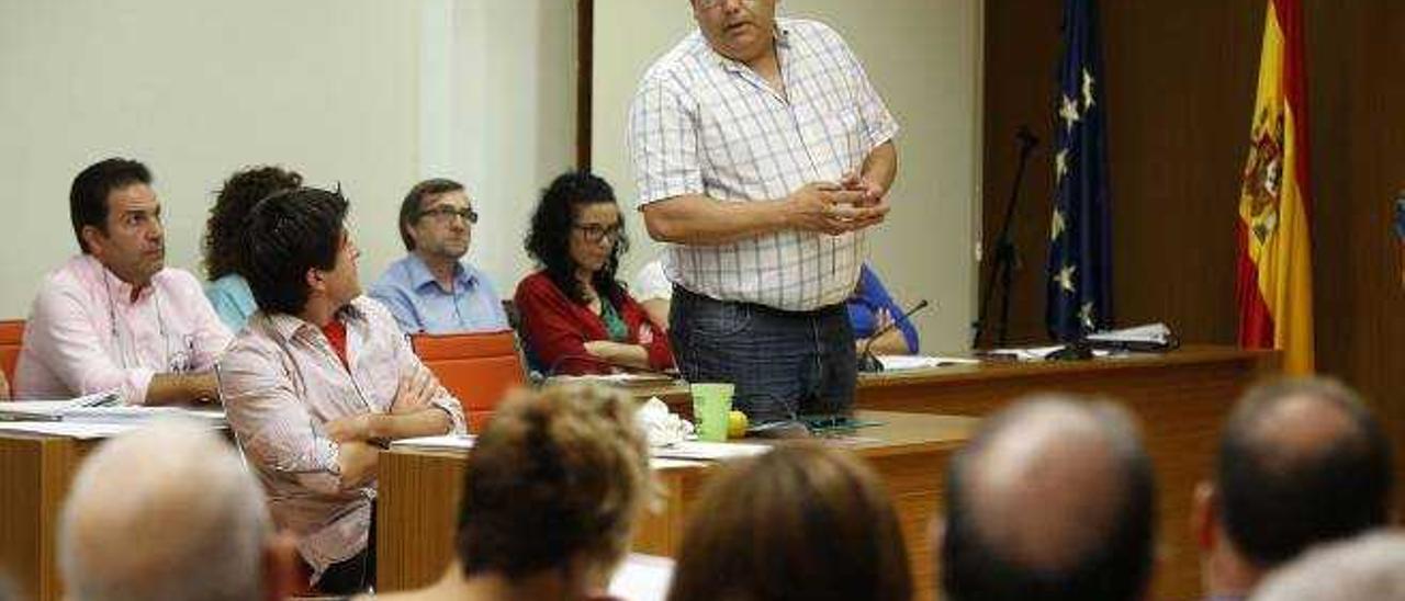 El concejal popular Francisco Sánchez durante su dimisión de anoche en el pleno de Sax.