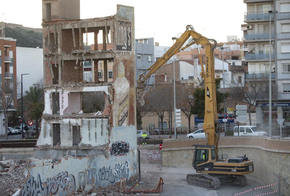 Comienza el derribo del edificio en ruinas junto a la fuente de las Víctimas del Terrorismo en Sagunt