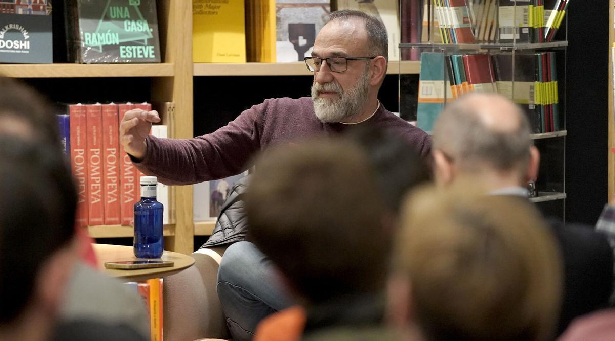Marc Marginedas durante la presentación de su libro en La Fábrica, en Madrid.