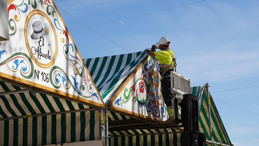 VÍDEO | Los operarios trabajan a contrarreloj en el montaje de la Feria de Sevilla tras el temporal