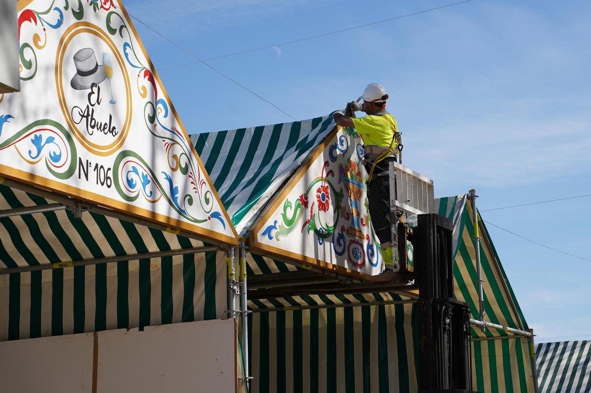 Montaje de las casetas de la Feria de Sevilla