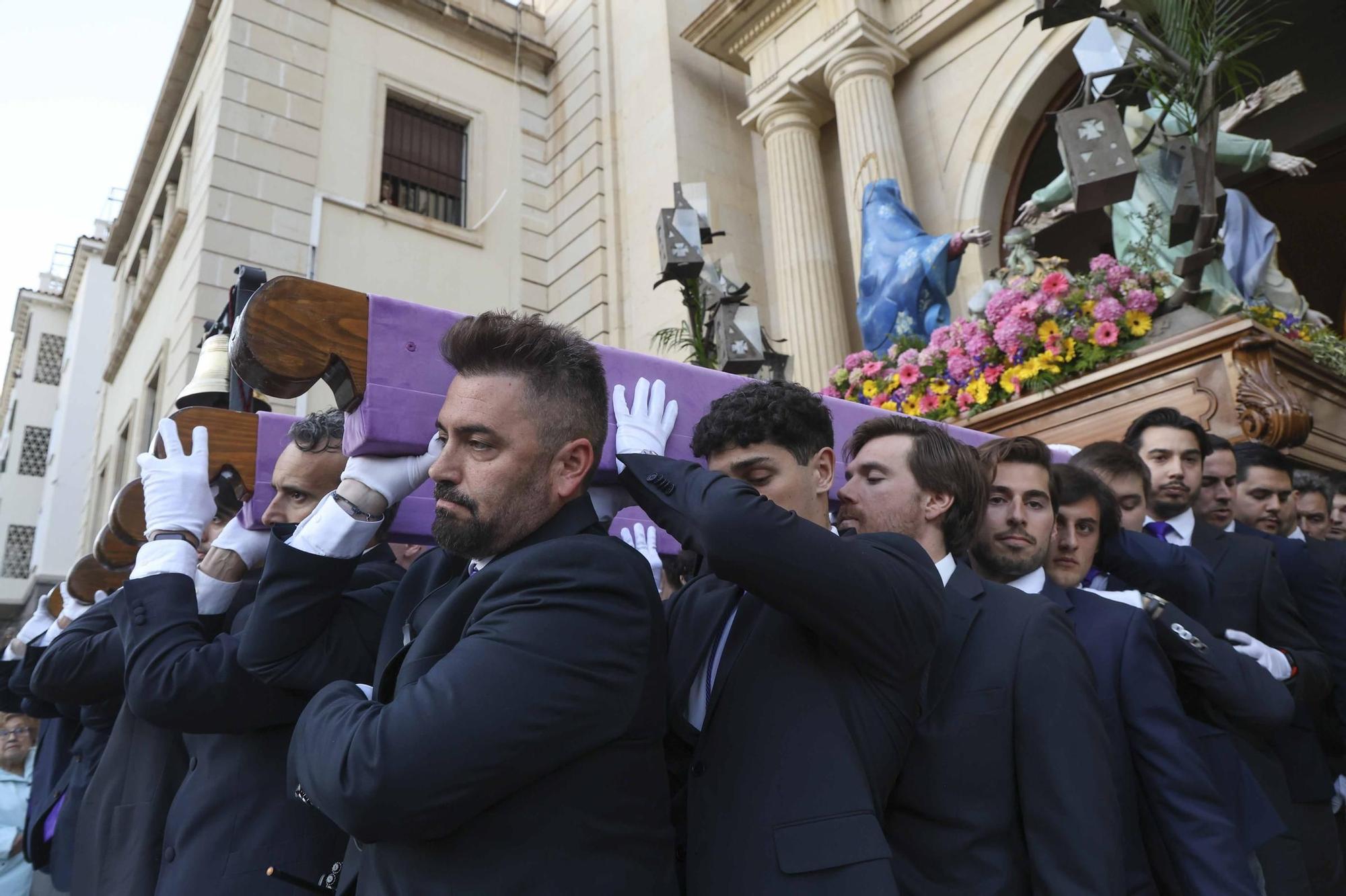 La Hermandad Stabat Mater salió puntual a su cita del Martes Santo en Alicante