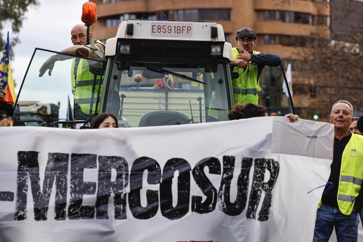 Varias personas durante la tractorada en protesta contra el acuerdo UE-Mercosur, el pasado 26 de enero de 2026, en Valencia