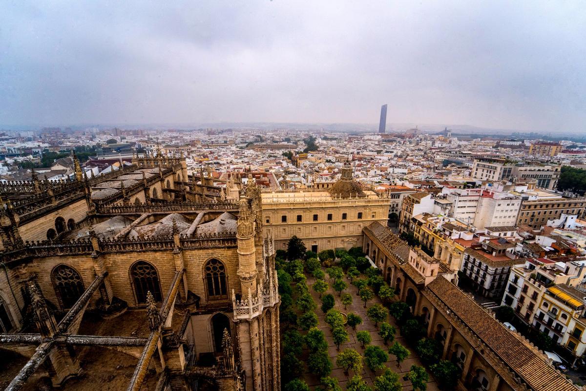 29/06/2023 Vista de la ciudad desde la Giralda donde se observa las consecuencias del humo procedente de los incendios de Canadá, a 29 de junio del 2023 en Sevilla, (Andalucía, España). La consejera de Salud y Consumo de la Junta de Andalucía, Catalina García, ha asegurado este jueves que &quot;ahora mismo&quot; la calidad del aire por las partículas de hollín procedentes de los incendios forestales que están arrasando Canadá y que han logrado cruzar el Atlántico y llegar a Europa &quot;no afecta a la salud&quot;. SOCIEDAD Francisco J. Olmo - Europa Press