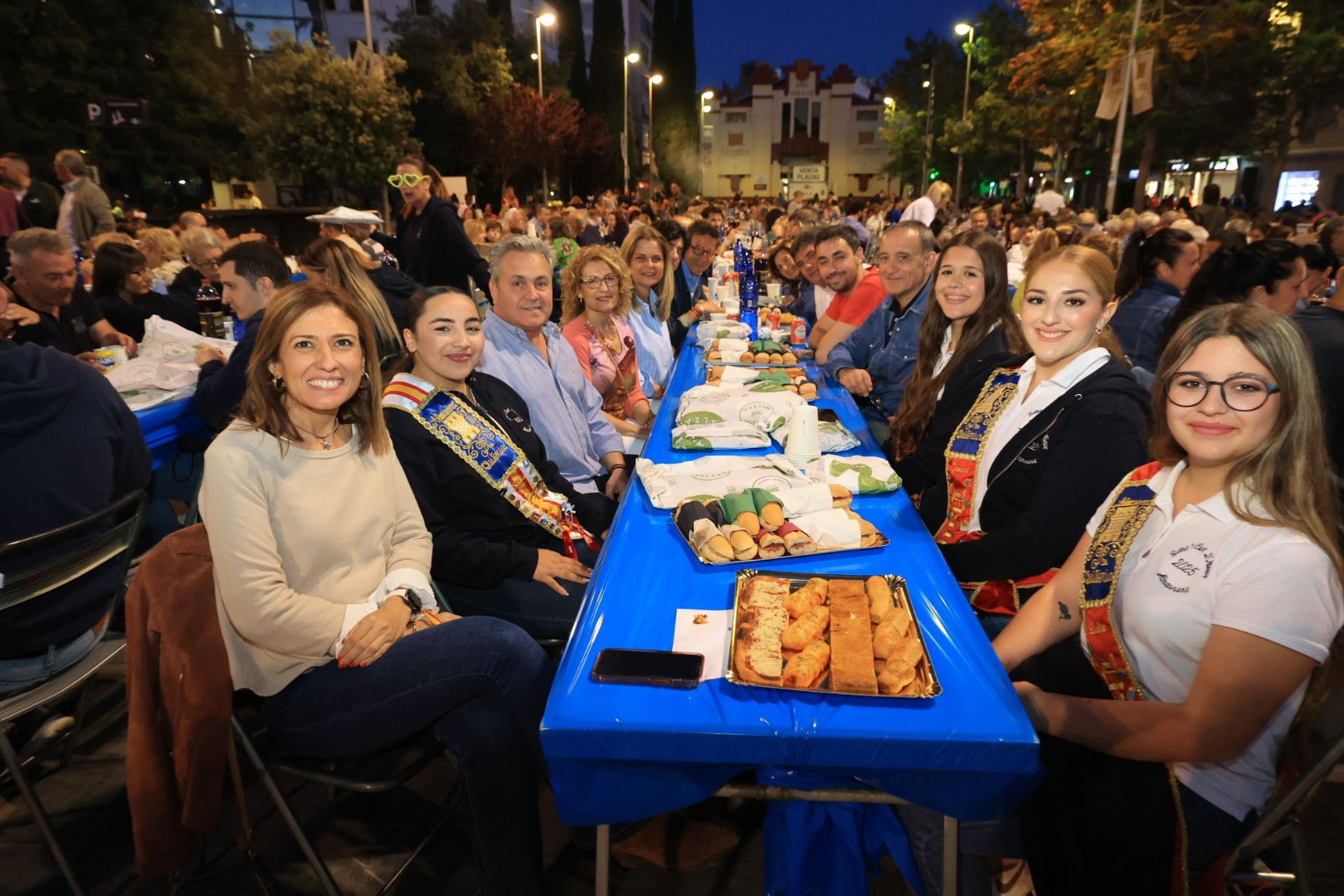 Búscate en la galería de fotos del 'sopar de pa i porta' en las fiestas de Almassora