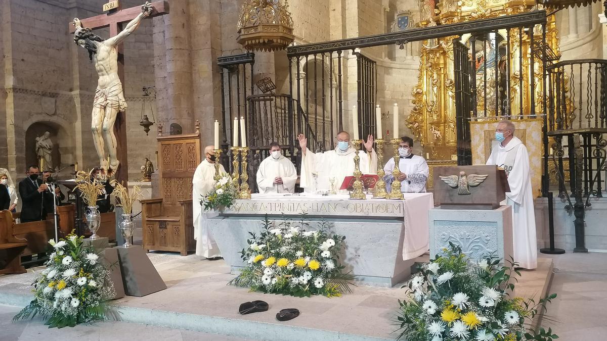 Los párrocos ofician la misa de la fiesta del Corpus en la Colegiata