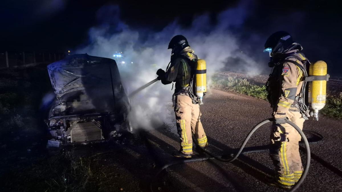 Bomberos del CEIS han atendido el incendio en un vehículo en Fuente Álamo