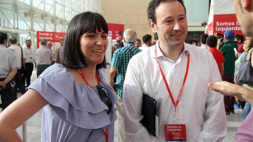 La diputada regional Elsa Pérez y el consejero Guillermo Martínez, ayer, en Madrid.