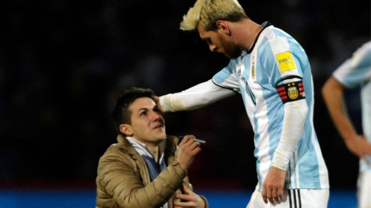 Un aficionado se lanzó sobre Messi en el Argentina - Uruguay