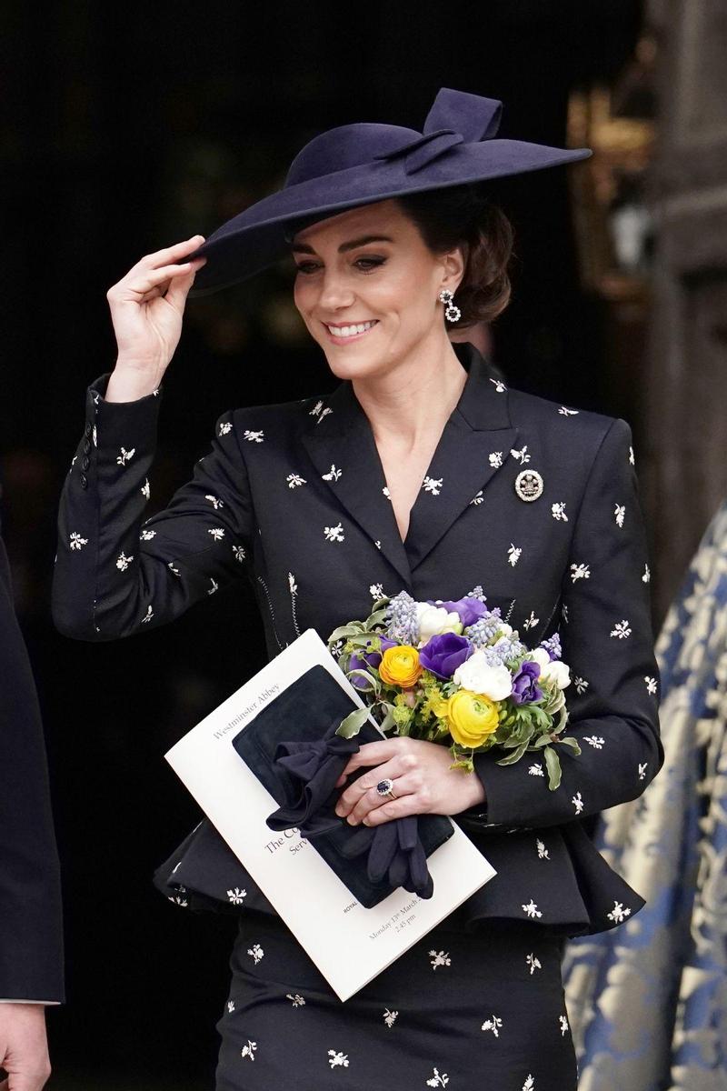 Kate Middleton con un look de clara inspiración en Lady Di