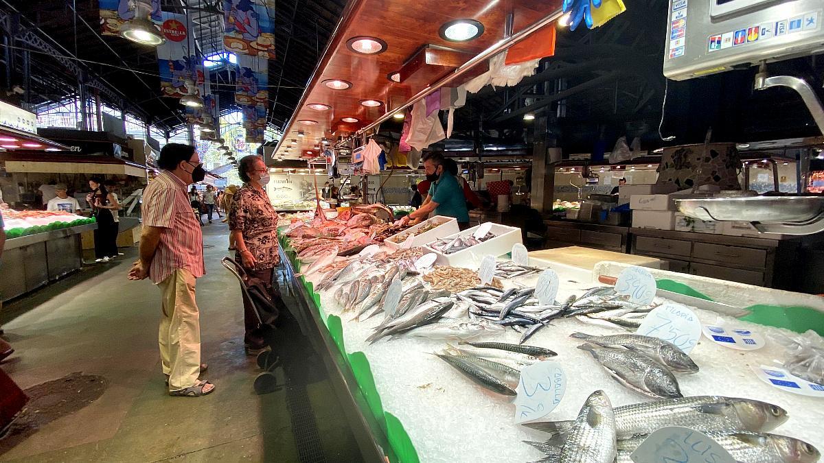 Una pescadería en el mercado de la Boquería de Barcelona.