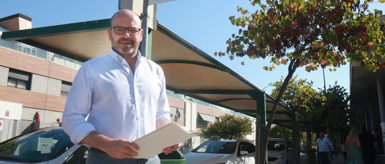 El concejal Bernardo Jordano, junto al código Navilens existente en la parada de taxis, del centro sanitario Carlos Castilla del Pino.