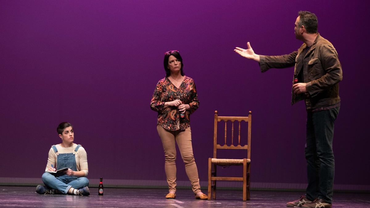 Actrices y actores de Quardern d'Assajos Teatre, en una representación