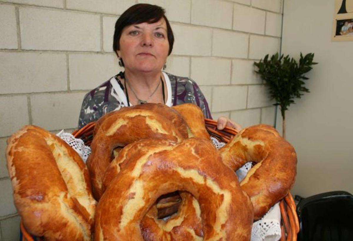 Carola Acebo, con roscas de Semana Santa de San Tirso de Abres, en la feria.| tania cascudo