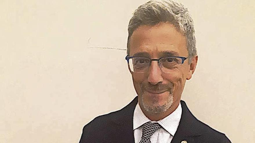 Rosendo Bugarín con su libro "La gripe de 1918 en Tui". // D.B.M.