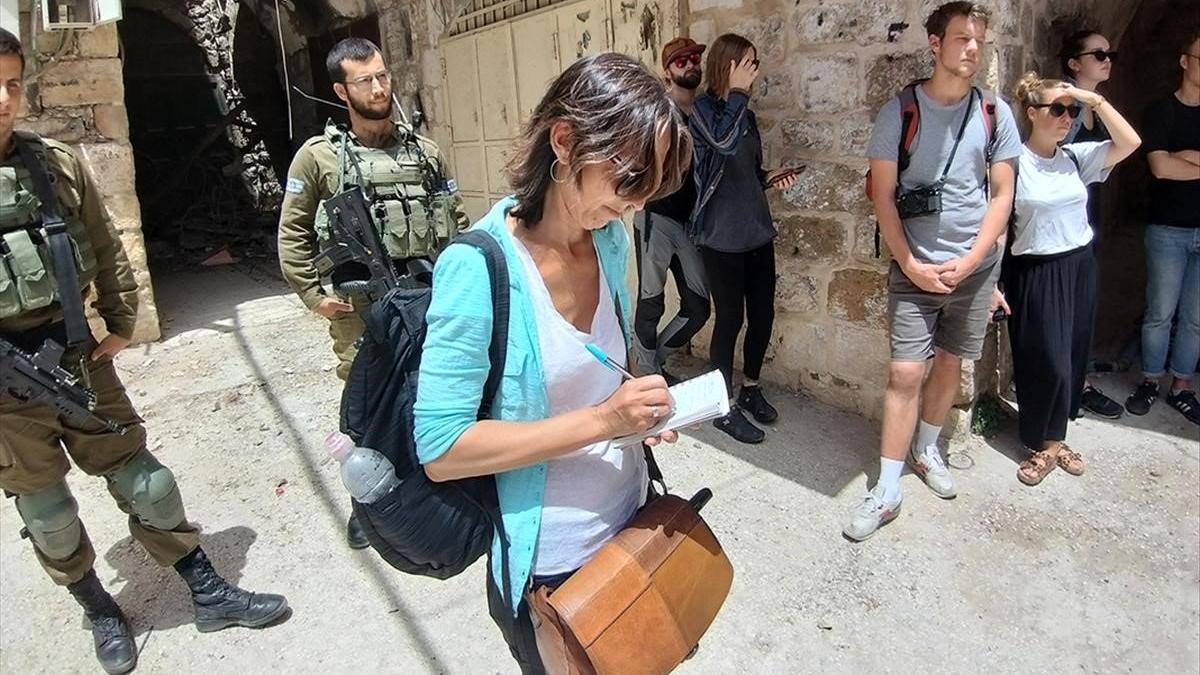 Ana, trabajando en Jerusalén.