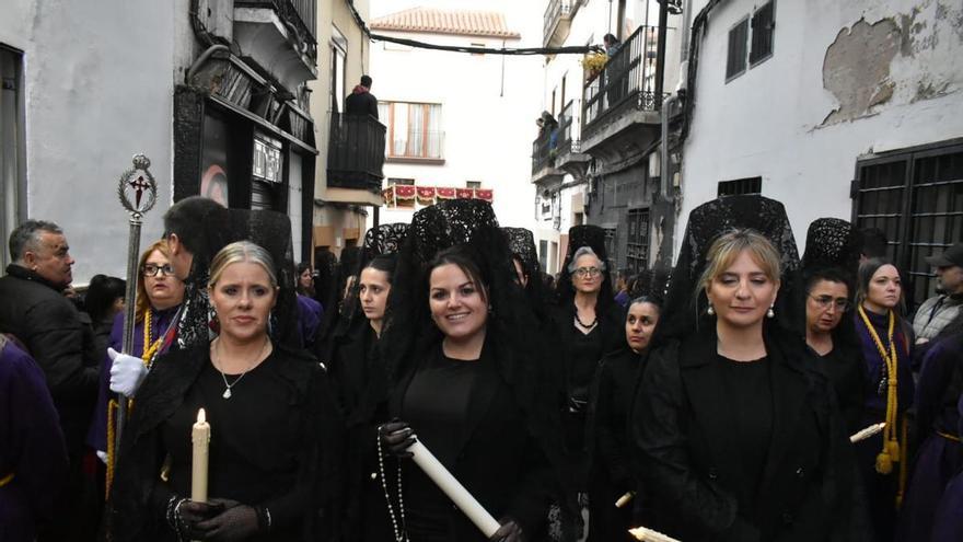 Galería | Así han salido las mantillas esta Semana Santa en Cáceres