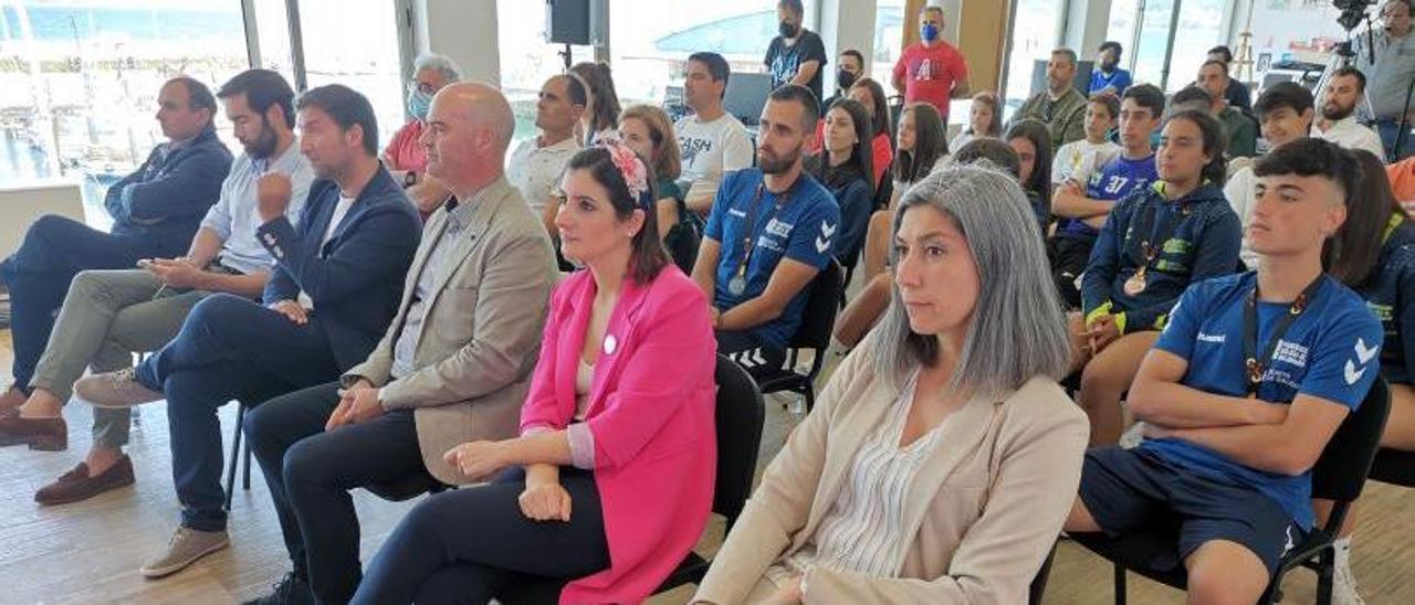 Victoria Portas, en primer término, ayer, en la presentación del Torneo Mancomunidade do Morrazo. |  // S.Á.