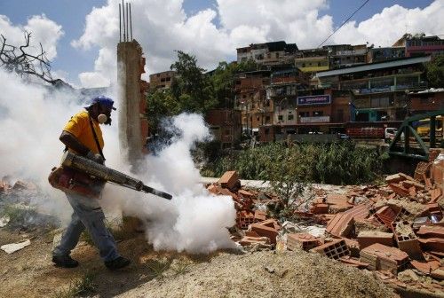 El trabajador lleva a cabo la fumigación para controlar la propagación de Chikungunya y la fiebre del dengue, son causadas por virus transmitidos por mosquitos, en un barrio Caracas