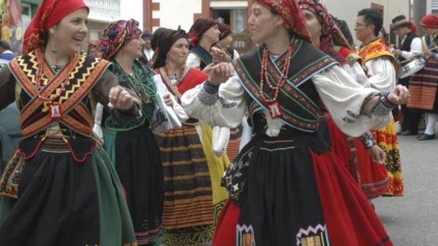 Mujeres alistanas con la                   indumentaria tradicional bailan  en una fiesta de la comarca.