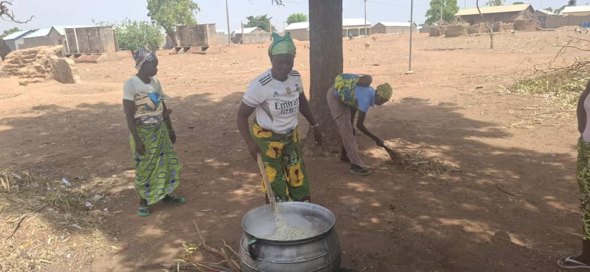 Mujeres africanas preparan la comida diaria que reciben niños y niñas.