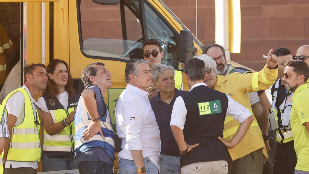 El director del centro operativo del Infoca explica a las autoridades, vicepresidente de la Junta, alcalde de Córdoba, presidente de la Diputación y delegado de la Junta, la evolución del incendio.