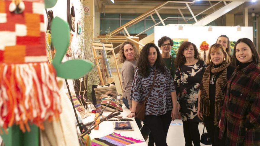 Participantes en la muestra colectiva «Con las manos en la lana», ayer, durante la inauguración en Artes y Oficios. | María Fuentes