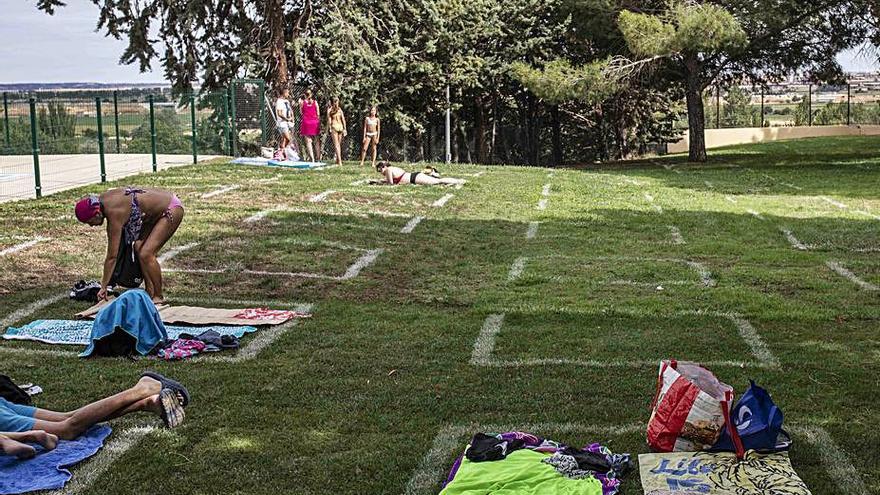 Varios bañistas, en la piscina del Tránsito. | Emilio Fraile