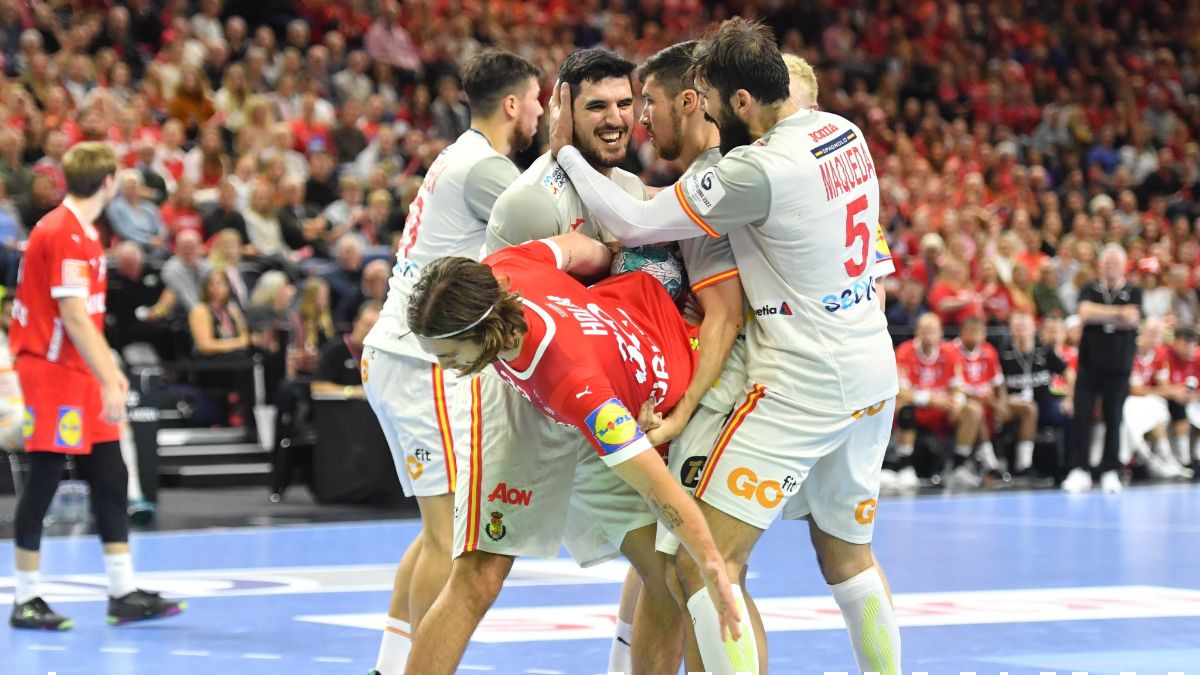 Un lance del partido entre Dinamarca y España