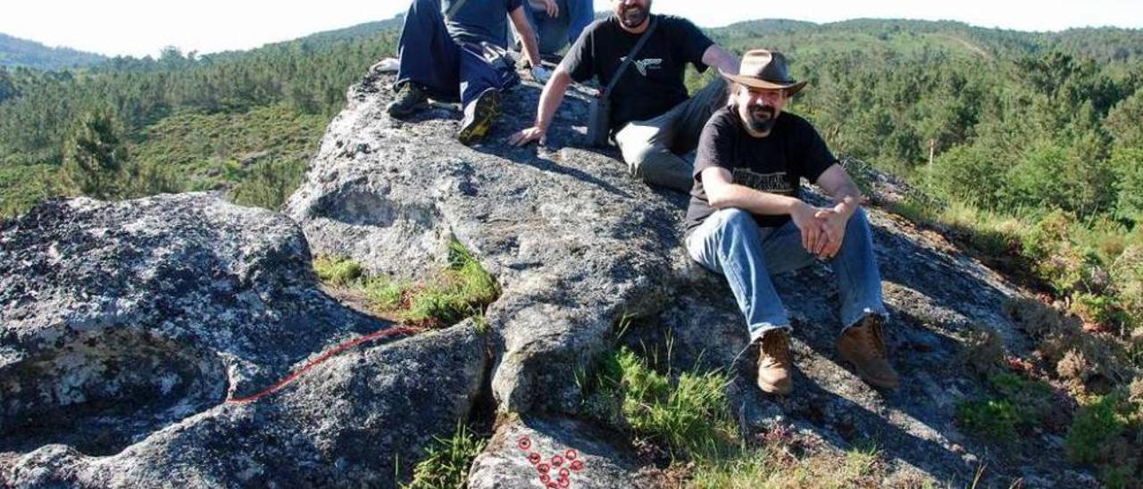 Membros de Capitán Gosende, a carón da súa nova descuberta.