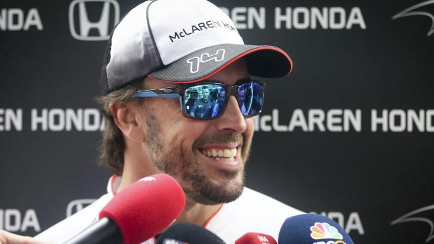 Fernando Alonso sonríe tras recibir el OK de los médicos en China.