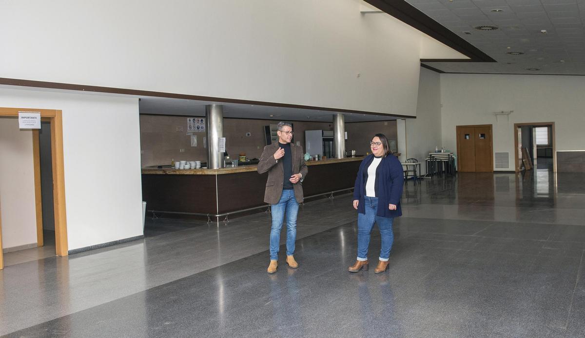 El alcalde y la concejal de Urbanismo, en la nave adquirida por el ayuntamiento.