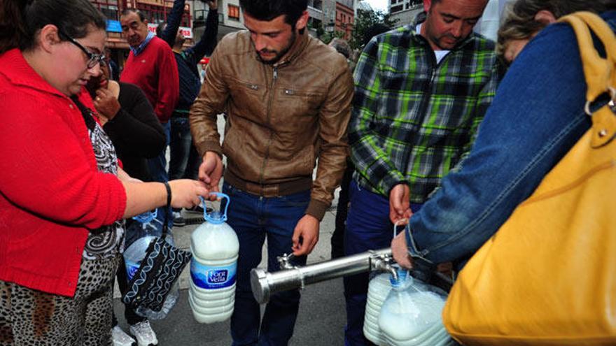 Ganaderos repartiendo leche gratis en Vilagarcía // I. Abella