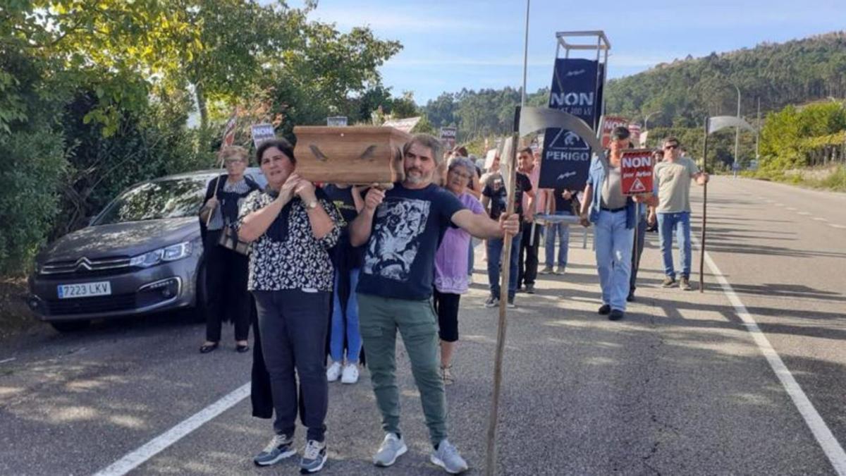 Vecinos con ataúdes y guadañas en protesta por la Línea de Alta Tensión.   | // D.P