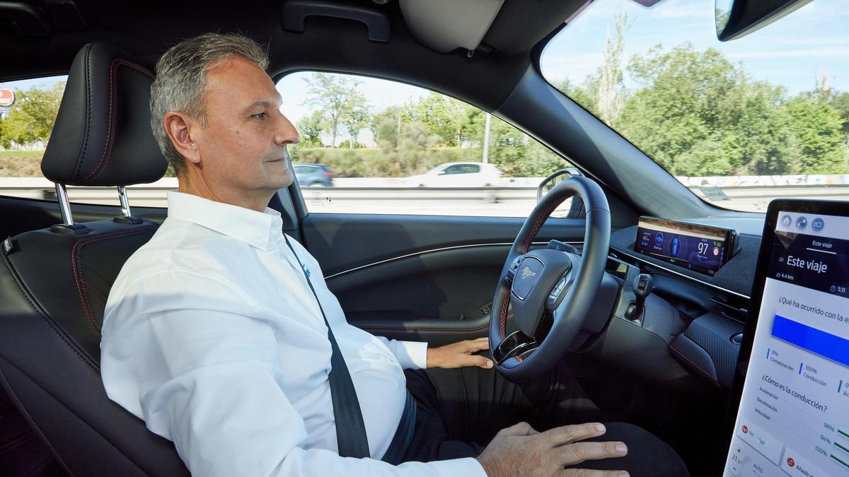El presidente Ford Espana, Jesús Alonso, probando la tecnologia BlueCruise.