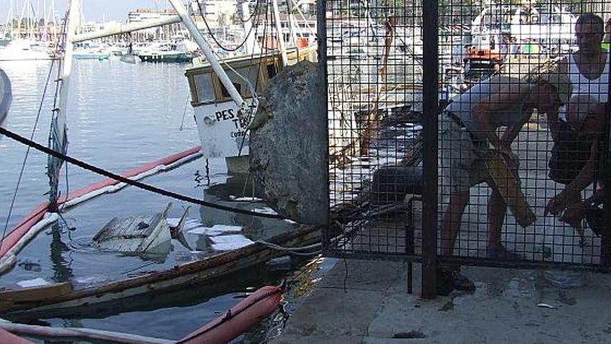 Una imagen tomada ayer en la que se aprecia la situación en la que ha quedado el pesquero &quot;La Alegría&quot;.