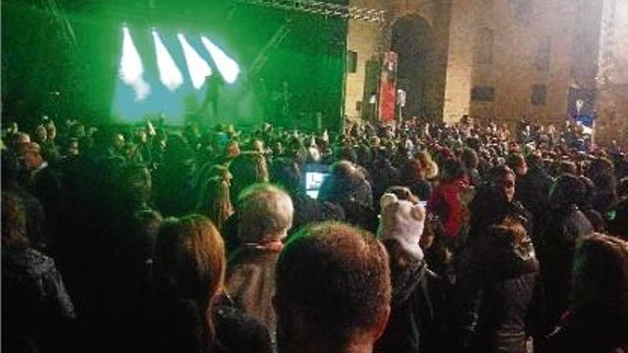 La plaça dels Apòstols plena pocs minuts després de les dotze de la nit.