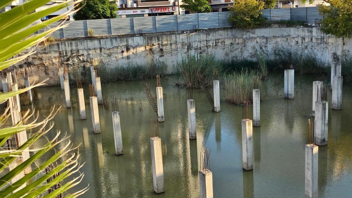 El inmueble inacabado que da la calle Joanot Martorell, lleno de agua, en una imagen de esta semana.