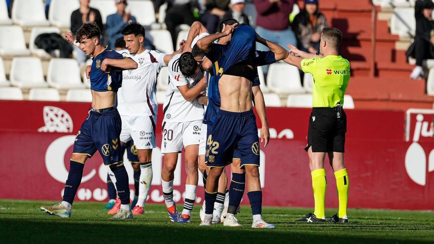El CD Tenerife jugando contra Albacete en un partido de fútbol