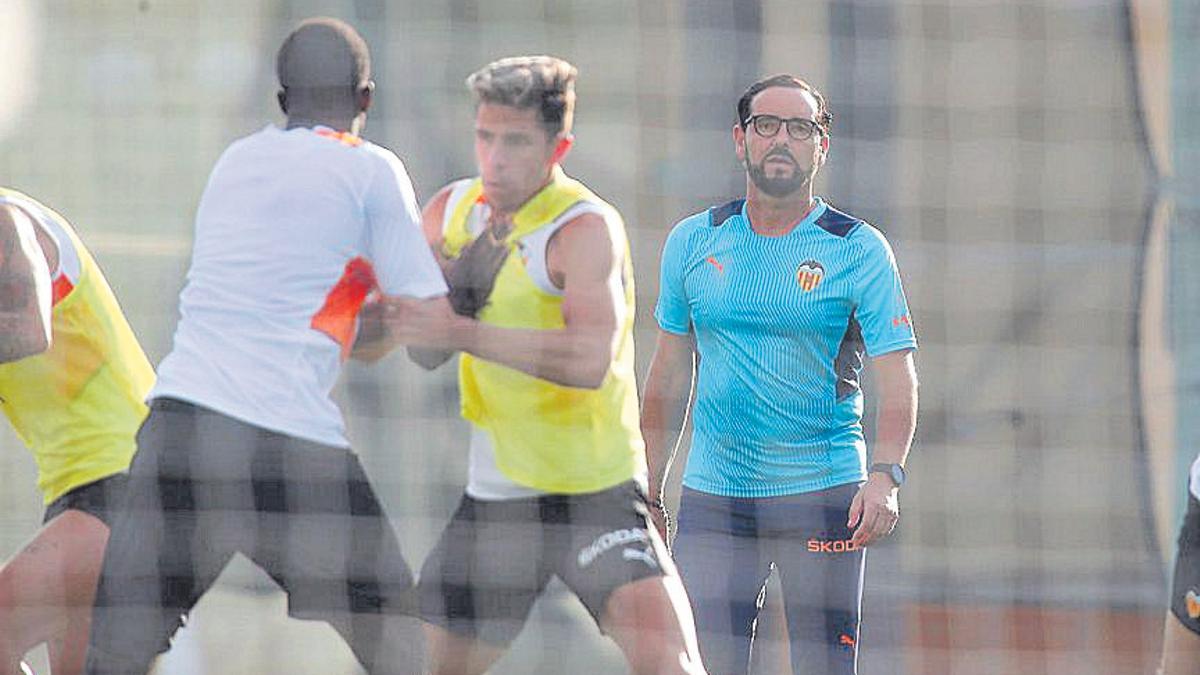 El entrenador observa con atención a sus jugadores.