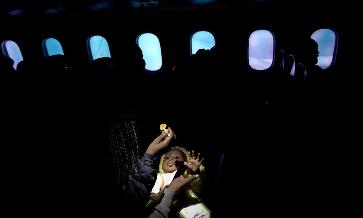 MADRID. 26.11.2021.Enrique Piñeyro. Solidaire. NigerUna joven camerunesa alimenta a su bebé durante el vuelo. La mayoría de los refugiados eran mujeres y niños.