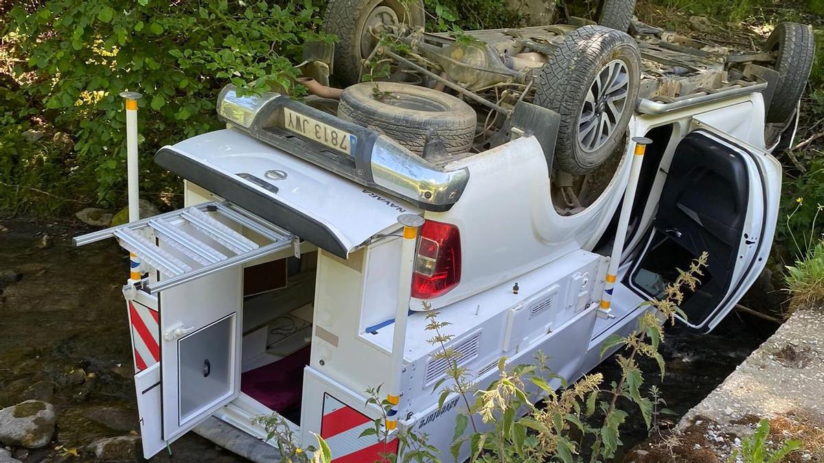 La caravana accidentada en el puerto Vegarada, en Aller