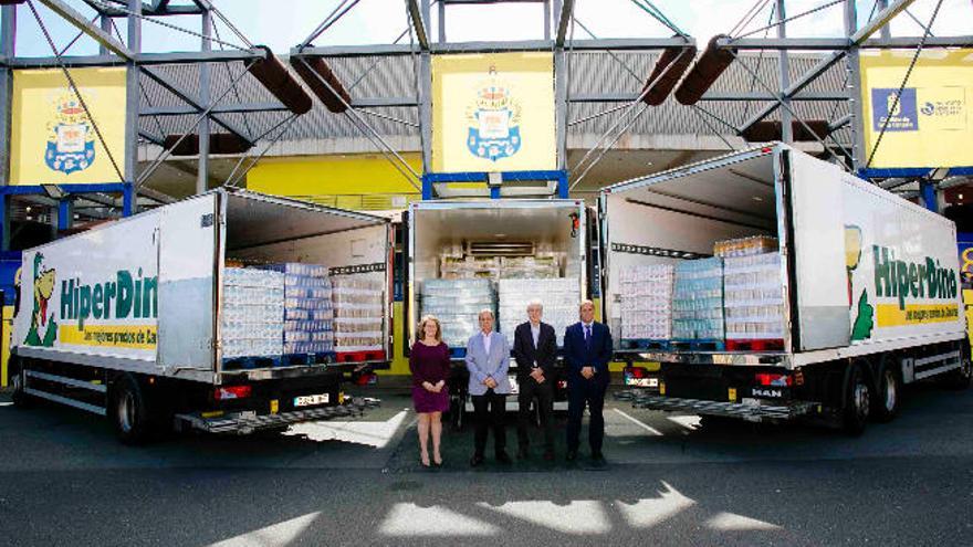 Nicolás Ortega, vicepresidente de la UD, ayer, junto a las 17 toneladas de alimentos.