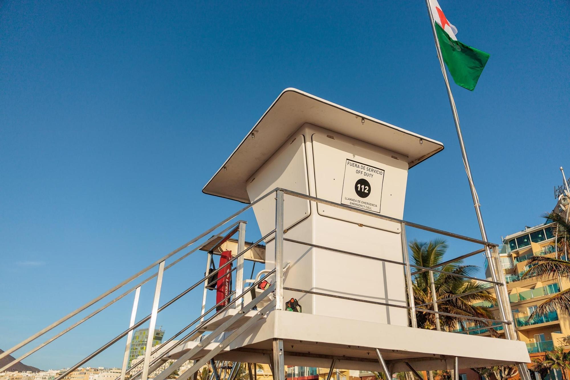 La playa de Las Canteras estrena nuevas torres de vigilancia, tarimas flexibles accesibles en la arena y un sistema de reanimación automático