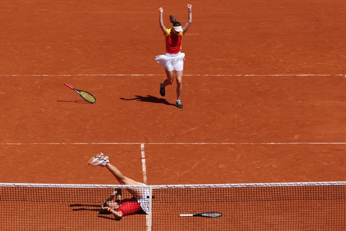 Cristina Bucsa y Sara Sorribes Tormo celebran la medalla de bronce en dobles de tenis en Paris 2024.