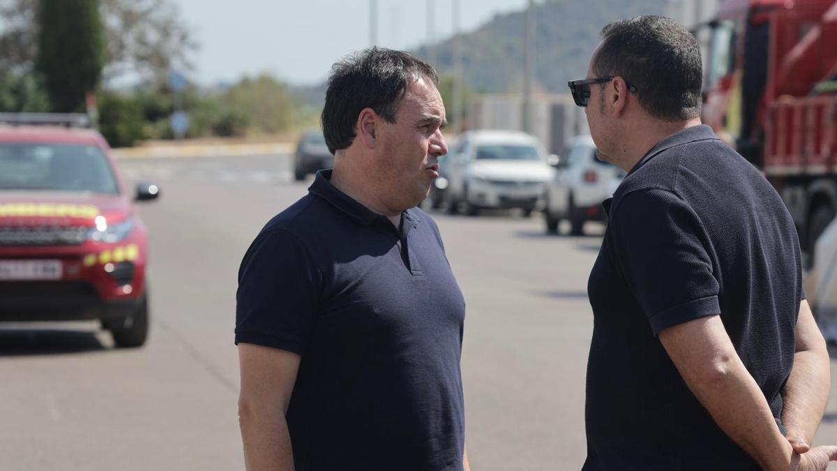 Llorca, en el puesto de mando del incendio de la Vall d'Uixó, con un miembro del equipo de Presidencia.